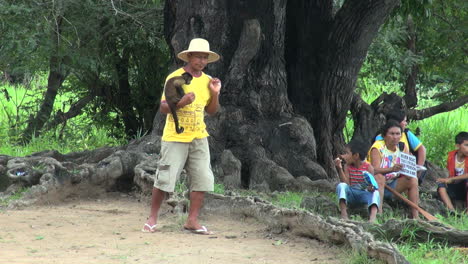 Brasil-Boca-Da-Valeria-árbol-Y-Personas,-Incluido-El-Hombre-Con-El-Mono