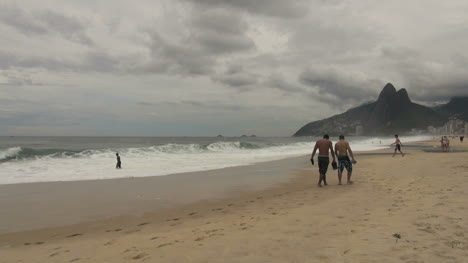 Rio-Ipanema-Strand-Männer-Gehen-Am-Strand