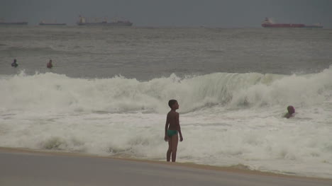 Rio-De-Janeiro-Ipanema-Strandjunge-Und-Welle