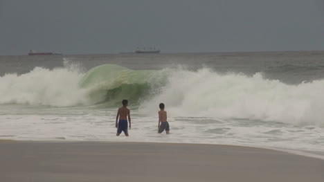 Rio-De-Janeiro-Ipanema-Beachboys-Und-Große-Wellen