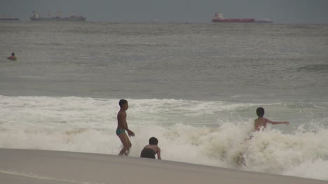 Rio-De-Janeiro-Ipanema-Beachboys-In-Wellen