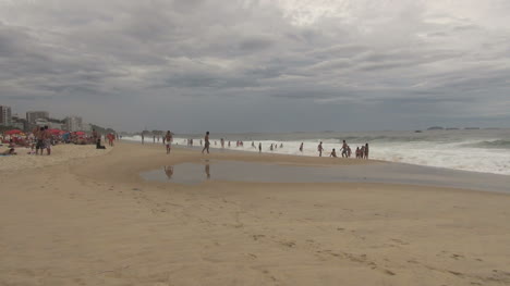 Rio-De-Janeiro-Ipanema-Strand-Mit-Taube-Und-Reflexionen