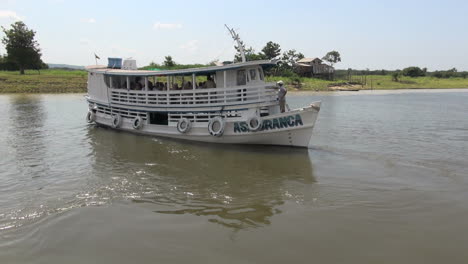 Brasilien-Amazonas-Backwater-In-Der-Nähe-Von-Santarem-Boote-Sichern-S