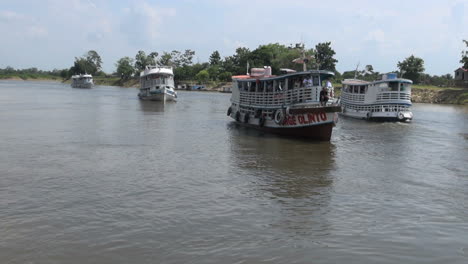 Brasil-Amazonas-Remanso-Cerca-De-Santarem-Barcos-Que-Van-Y-Vienen-S