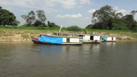 Brasilien-Amazonas-Backwater-In-Der-Nähe-Von-Santarem-Drei-Boote-Von-Bank-S