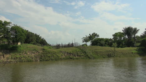 Brasilien-Amazonas-Backwater-Bank-In-Der-Nähe-Von-Santarem