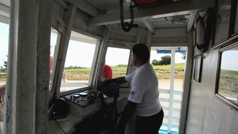 Brasil-Remanso-Amazónico-Cerca-De-Santarem-Boat-Pilot-C