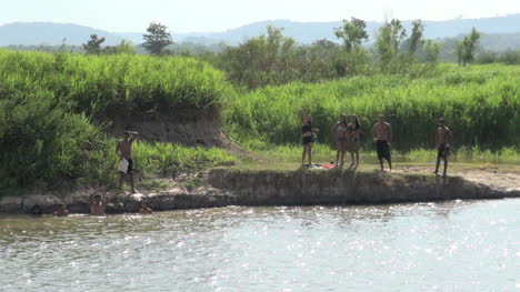 Brasilien-Amazonas-Backwater-Kinder-Am-Ufer-S-Bank