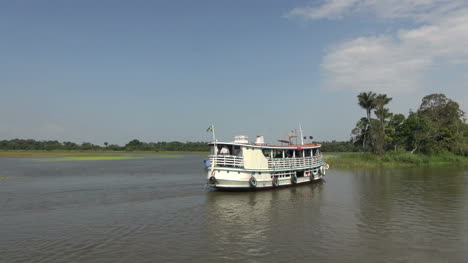 Brasilien-Amazonas-Backwater-Fluss-Boot-Erreicht-Ufer-S