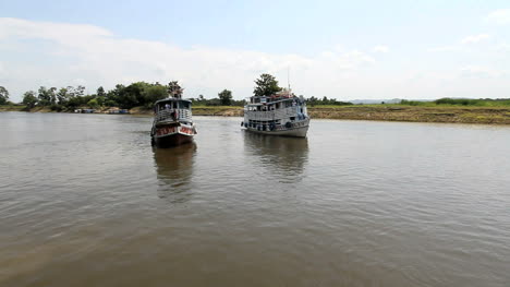 Brasilien-Amazonas-Backwater-Zwei-Flussboote-C