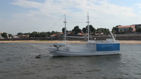 Brasilien-Santarem-Amazonas-Mit-Lustigem-Segelboot-S
