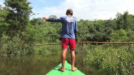 Chico-Amazonas-Dirige-Canoa