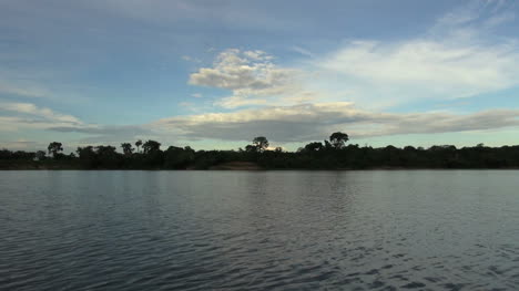 Amazonas-En-Brasil-Nube-Sobre-Banco-Distante