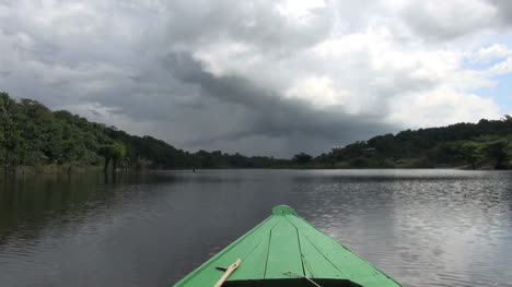 Amazonaswolken-Aus-Kanu