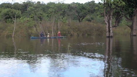 Brasilianische-Amazonasfamilie-In-Einem-Kanu
