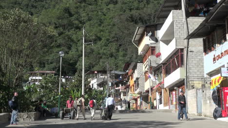 Peru-Aguas-Calientes-Straße-Mit-Touristen