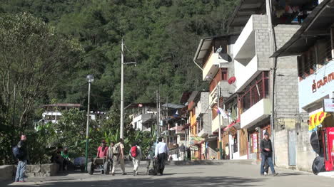 Peru-Aguas-Calientes-Calle-Con-Turistas