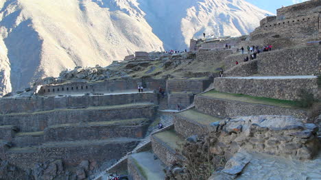 Peru-Heiliges-Tal-Ollantaytambo-Treppe-Hinauf-Terrasse-Hang-3-Up