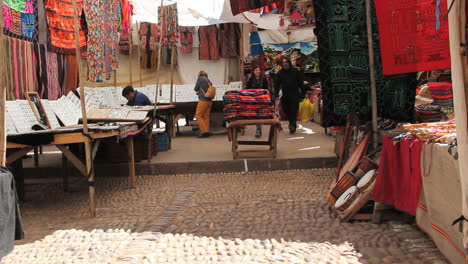 Peru-Pisac-Markt-Mit-Stoffen-Und-Instrumenten-1