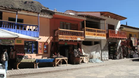 Perú-Calle-Pisac-Con-Mercancías-Debajo-De-Coloridos-Balcones-7