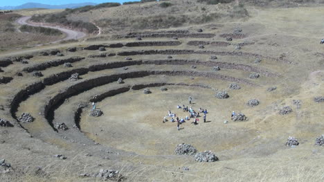 Peru-Moray-Landwirtschaftliche-Terrassen-Mit-Touristen-Im-Zentrum
