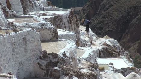 Peru-salt-pans-man-working