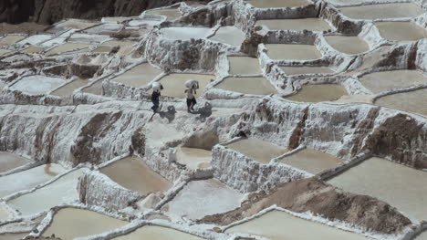 Peru-salt-pans-men-carry-salt-along-terraces