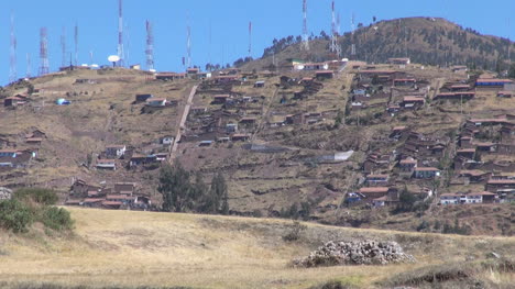 Perú-Cusco-Suburbios-En-La-Ladera-De-Una-Montaña