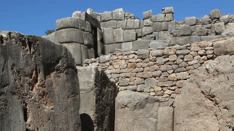 Cusco-Sacsayhuamán-walls-with-different-sized-stones
