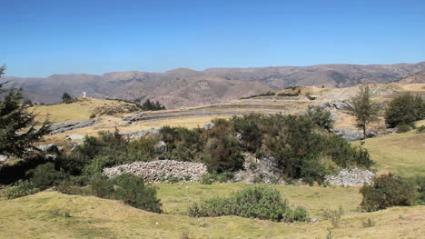 Peru-Sacsayhuaman-Mauern-Aus-Der-Ferne-Und-Schutthaufen-10