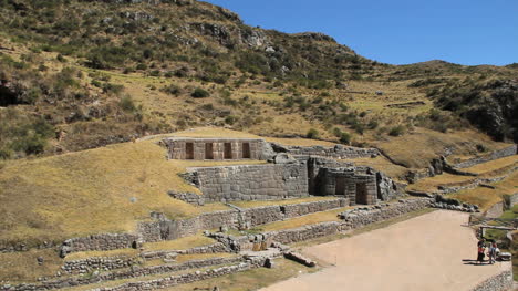 Peru-Tambomachay-Eingebettete-Ruinen-Und-Zerklüftete-Hügel-1