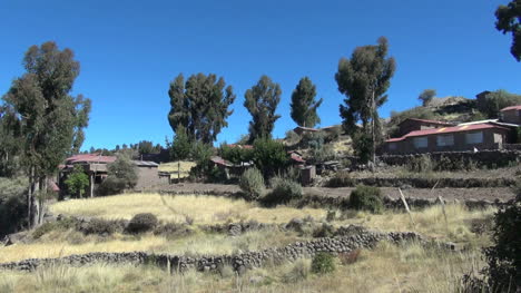 Peru-Taquile-Terrassen-Und-Häuser-Steigen-Einen-Hügel-3-.-Hinauf