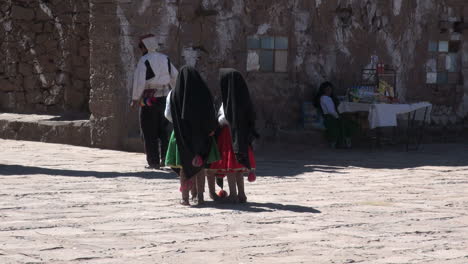 Peru-Taquile-children-in-black-shawls-vend-wares-5