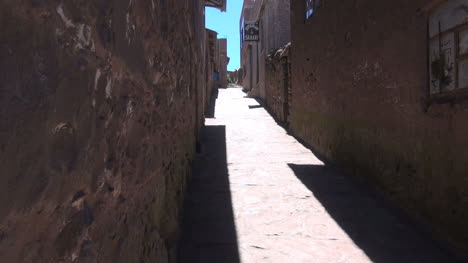 Peru-Taquile-rugged-wall-and-narrow-street-10