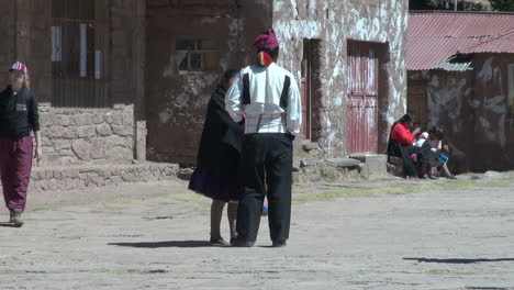 Peru-Taquile-man-and-woman-in-traditional-clothing-meet-13