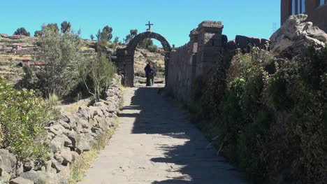 Perú-Taquile-Pueblo-Debajo-Del-Arco-De-Piedra-15