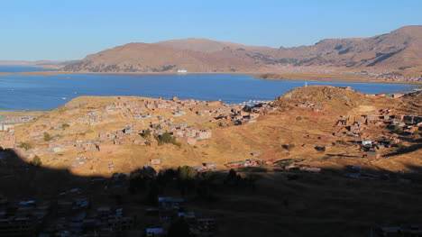 Perú-Lago-Titicaca-Casas-Esparcidas-Por-Colinas-Secas