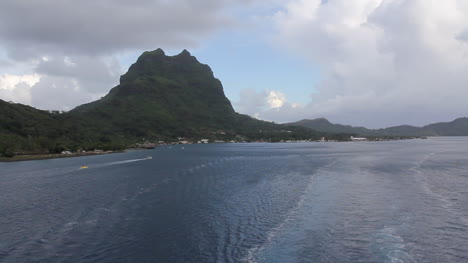 Bora-Bora-wake-from-departing-ship