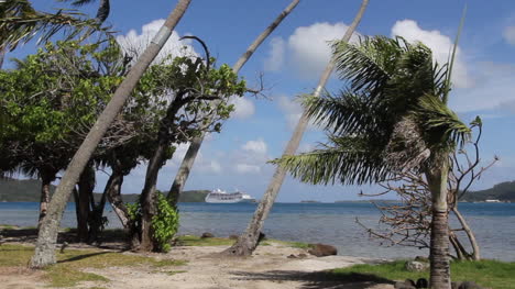 Bora-Bora-Bäume-Umrahmen-Ein-Kreuzfahrtschiff-Vor-Anker-In-Der-Lagune-In