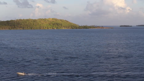 Bora-Bora-speed-boat-in-the-lagoon