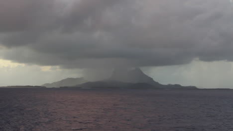 Bora-Bora-Regen-über-Der-Insel-Vom-Schiff-Auf-See-Aus-Gesehen