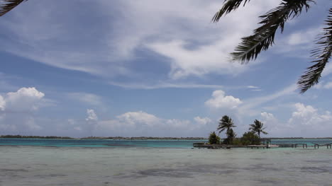 Bora-Bora-Palmwedel-Und-Wolken-über-Der-Lagune