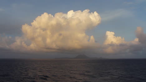 Bora-Bora-Gran-Nube-Sobre-La-Isla