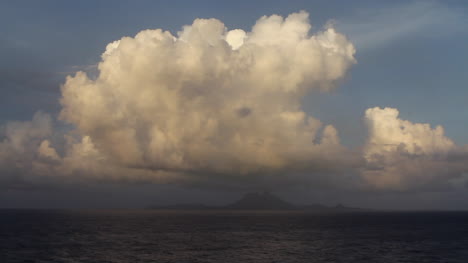 Insel-Bora-Bora-Unter-Großer-Kumuluswolke
