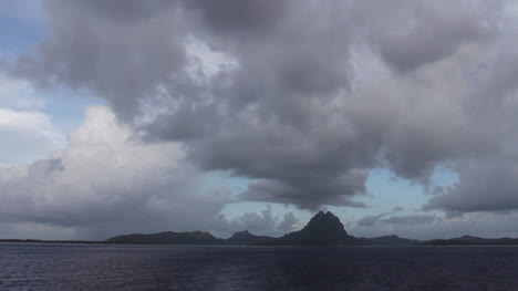 Bora-Bora-En-La-Distancia-De-Un-Barco