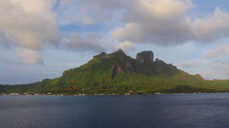 Volcán-Extinto-Bora-Bora-En-La-Laguna