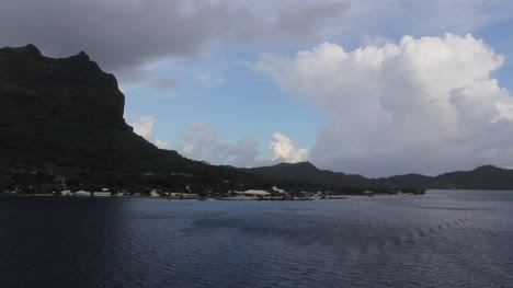 Vista-De-Salida-De-Bora-Bora-Con-Volcán-Extinto