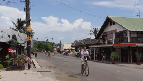 Bora-Bora-Eine-Straßenszene-Mit-Autos-Und-Fahrrädern-In-Vaitape