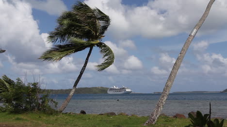 Bora-Bora-Ein-Kreuzfahrtschiff-Liegt-In-Der-Lagune-Vor-Anker