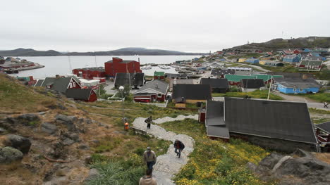 Groenlandia-Qaqortoq-Personas-En-Un-Camino